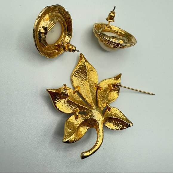 Vintage Gold Bushed Leaf Brooch and Faux Pearl Stud Earring Set - Picture 5 of 14